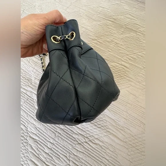 Chanel CC Chain Dweller Drawstring Bucket Bag Quilted Lambskin small Black - Picture 6 of 14